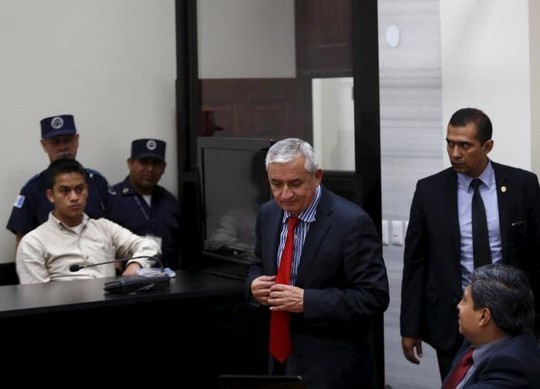 Ông Perez (giữa) tại tòa án hôm 3-9. Ảnh: Reuters