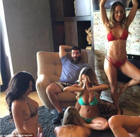 Dan Bilzerian, nổi tiếng là "Vua Instagram" với màn thể hiện sự giàu sang lòe loẹt. Biệt thự của anh ta vừa bị đột nhập