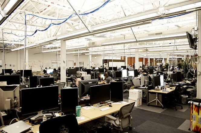 Gần 900 người làm việc trong một khu vực phòng làm việc rộng lớn không vách ngăn, thiết kế thể hiện sự cởi mở là một trong những yếu tố quan trọng trong văn hóa công ty - Ảnh: TIME