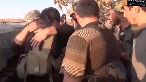 Các phiến quân ôm kẻ đánh bom tự sát 