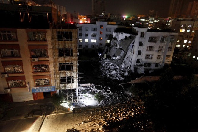 Một tòa nhà ở huyện Liễu Thành bị hư hại nghiêm trọng - Ảnh: Reuters