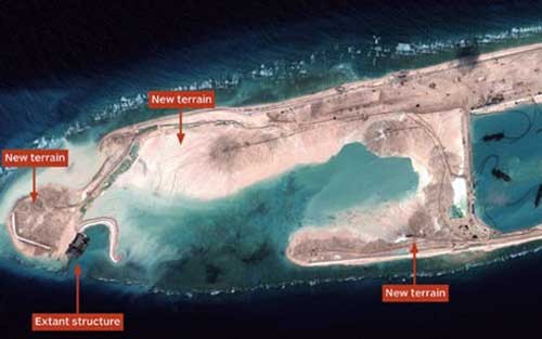 Hình ảnh vệ tinh cho thấy hoạt động của Trung Quốc xây đảo trái phép ở Biển Đông. Ảnh: Vox.com.