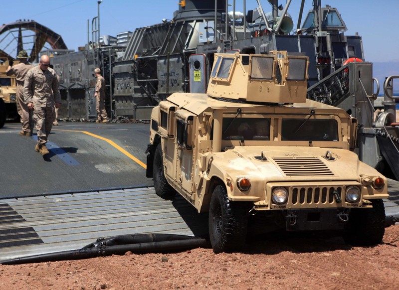 Xe Humvess đổ bộ từ tàu đệm khí Mỹ