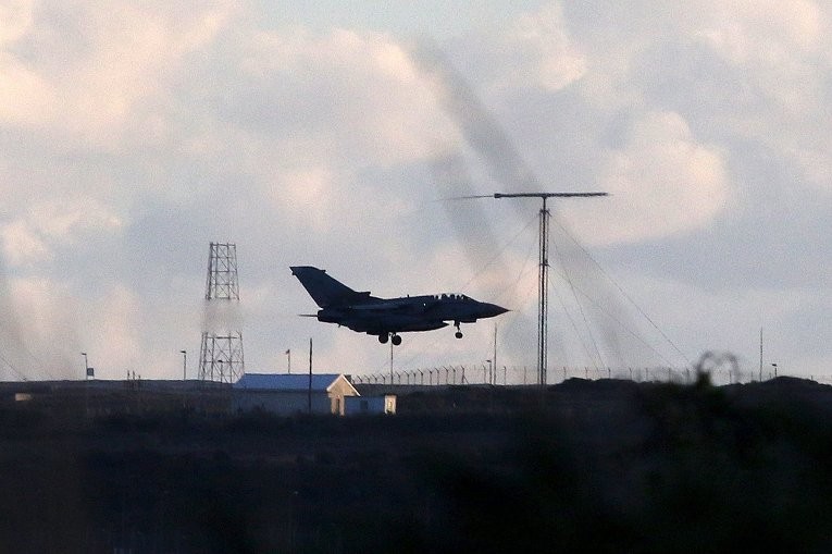 Không quân Anh tấn công vào khu vực dầu mỏ của IS