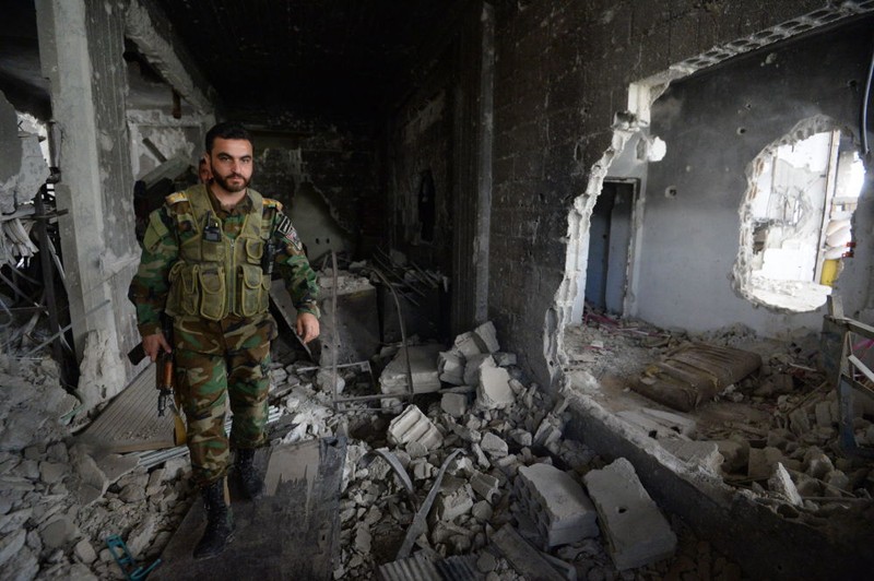 Một binh sĩ Syria chiến đấu trong khu đổ nát của thành phố vệ tinh Darayya