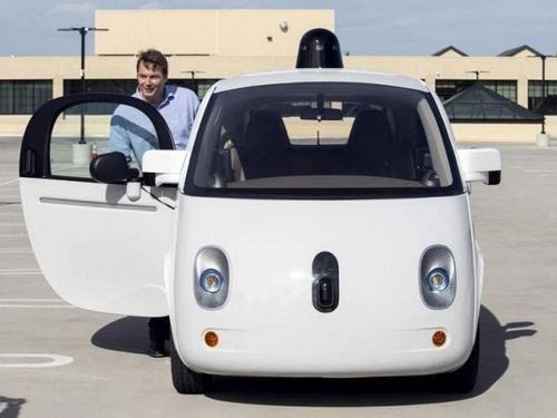 Chris Urmson, giám đốc phụ trách xe tự lái của Google, bên một nguyên mẫu xe tự lái.