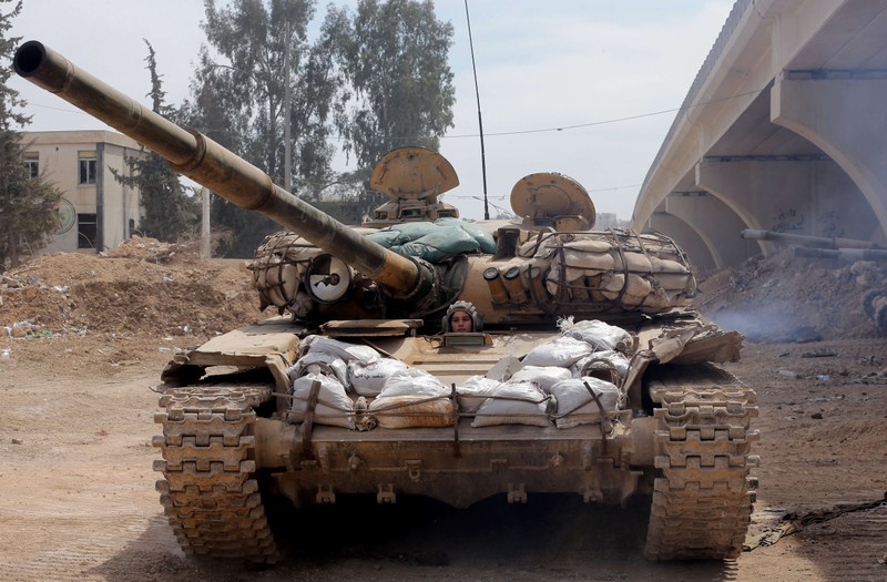 Nữ chiến sĩ xe tăng quân đội Syria