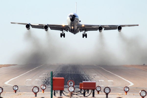 Mỹ phản ứng vụ đánh chặn RC – 135 của J-10 Trung Quốc trên Biển Đông