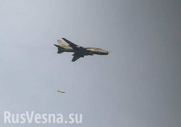 Máy bay chiến đấu không quân Syria ném bom