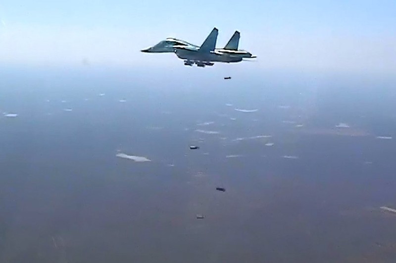 Máy bay ném bom Su-34 không kích trên không phận Deir Ezzor
