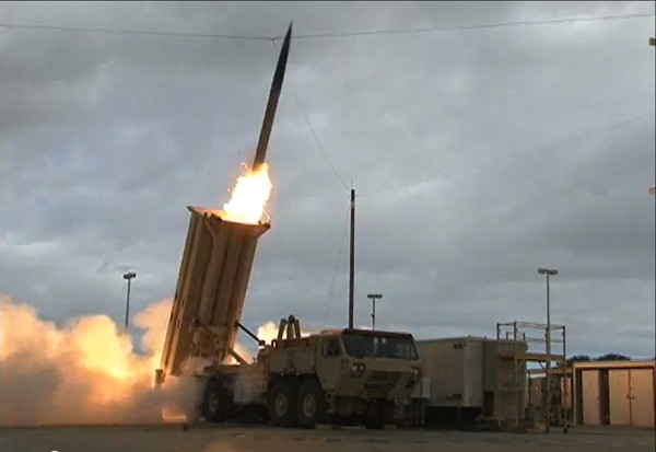 Tên lửa đánh chặn được phóng lên từ tổ hợp THAAD.