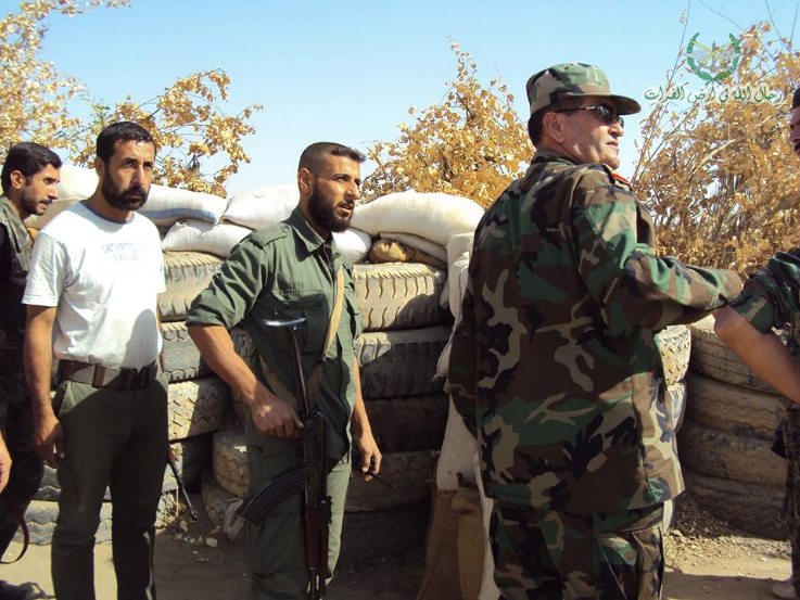 Sĩ quan và binh sĩ quân đội Syria tại một điểm kiểm soát ở Aleppo