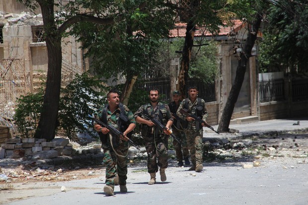 Quân đội Syria trên đường phố Aleppo