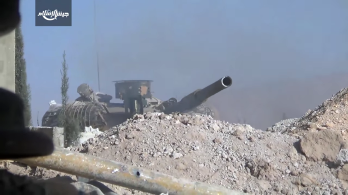 Xe tăng quân đội Syria đối mặt với lực lượng Hồi giáo cực đoan trên khoảng cách gần