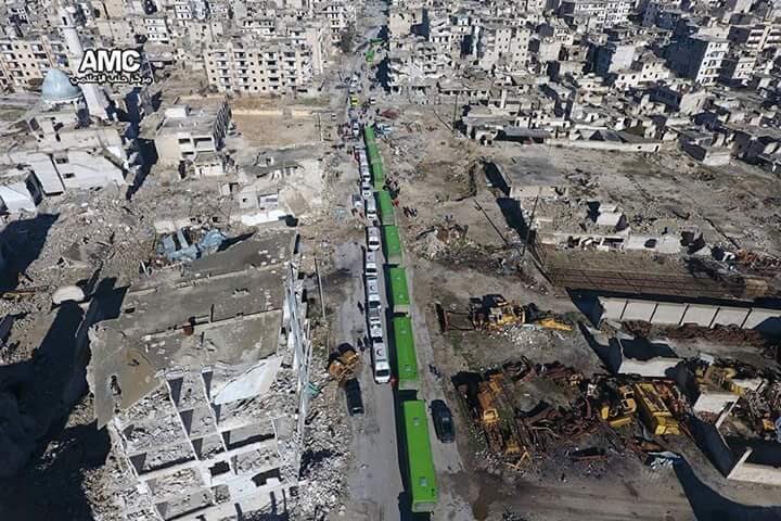 Đoàn xe vận chuyển lực lượng phiến quân trên đường phố Aleppo