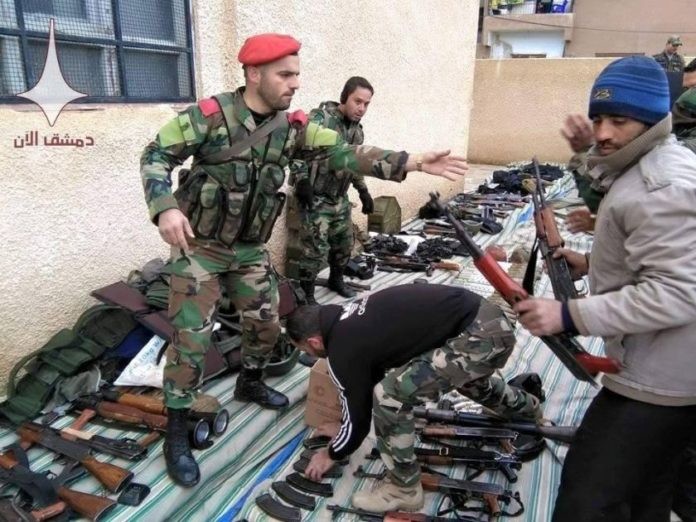Các tay súng thánh chiến giao nộp vũ khí ở Tây Ghouta