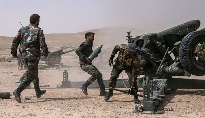 Một khẩu đội pháo binh Syria đang chiến đấu trên sa mạc tỉnh Homs