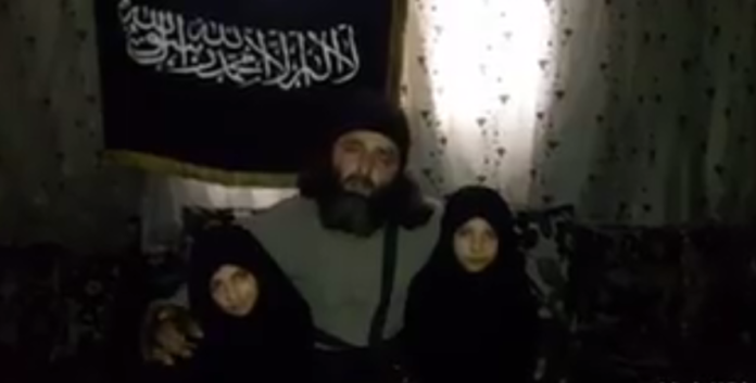 Chiến binh thánh chiến Al Nusra và hai con gái trước khi đẩy chúng vào cái chết