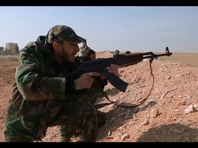 Binh sĩ quân đội Syria phòng ngự trên chiến trường sân bay T-4, Palmyra