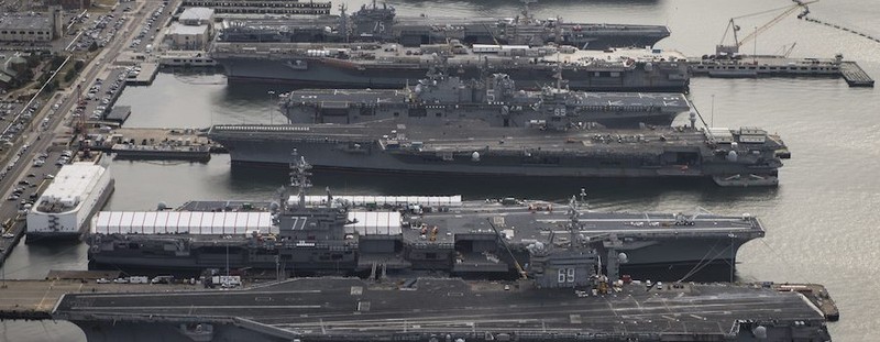 Những tàu sân bay Mỹ đang đậu trên quân cảng