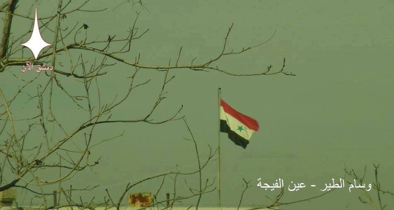 Lá cờ Syria treo cao trong thị trấn 