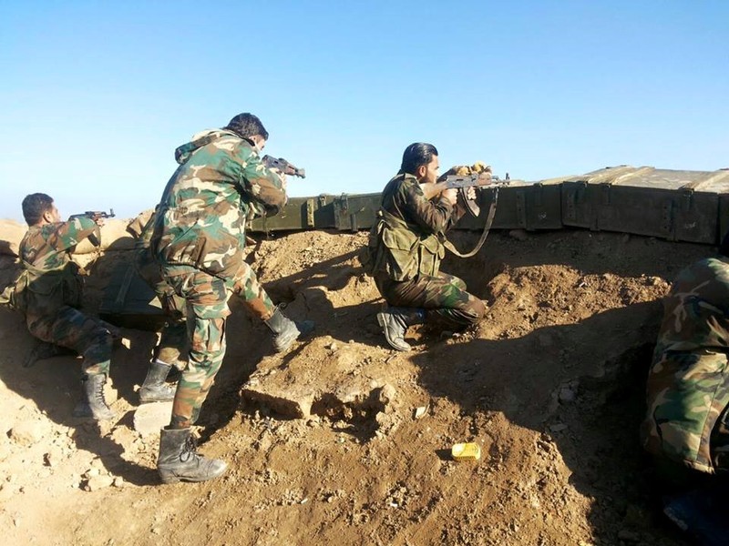 Binh sĩ quân đội Syria phòng thủ trên chiến trường Deir Ezzor