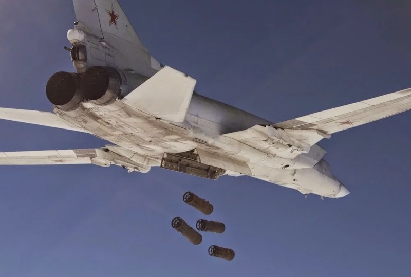 Máy bay ném bom chiến lược Nga Tu-22M3 không kích IS ở Deir Ezzor
