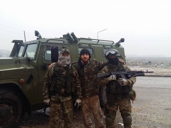 Một đặc nhiệm Nga, đặc nhiệm Syria và một binh sĩ bên chiếc xe đặc chủng trên chiến trường Aleppo