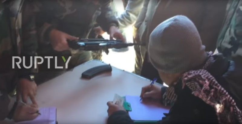 Chiến binh nổi dậy giao nộp vũ khí cho quân đội Syria