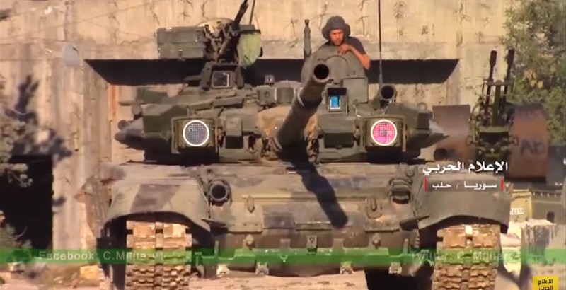 Chiếc xe tăng T-90K trên đường ra chiến tuyến ở Aleppo