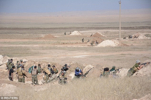 Các chiến binh thuộc lực lượng Hezbollah Iraq trên chiến trường ngoại ô thành phố Mosul, Iraq