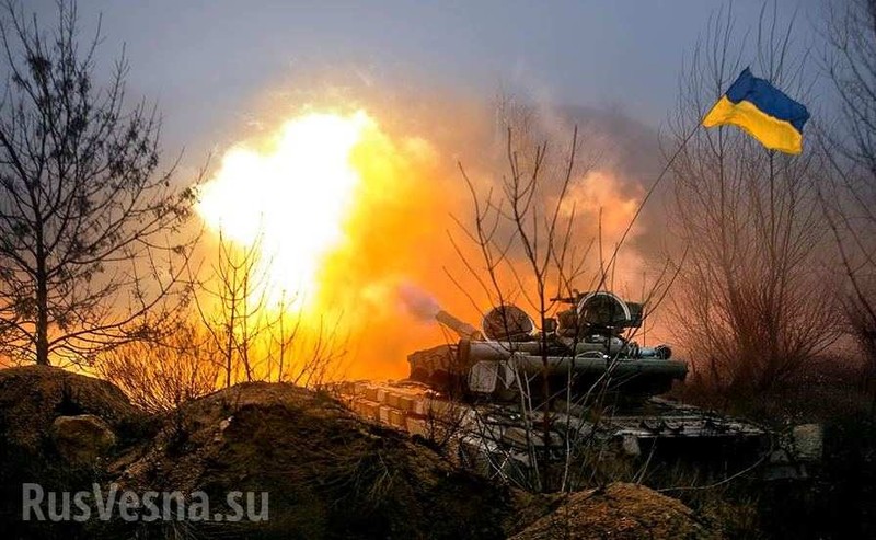 Xe tăng Ukraine pháo kích vào chiến tuyến của lực lượng dân quân Donesk