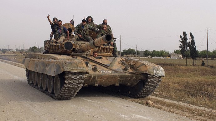 Xe tăng quân đội Syria tiến công trên vùng nông thôn phía đông thành phố Aleppo