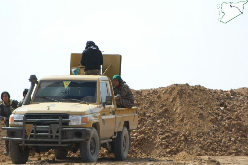 Các tay súng SDF trên đường tiến về thành phố Raqqa