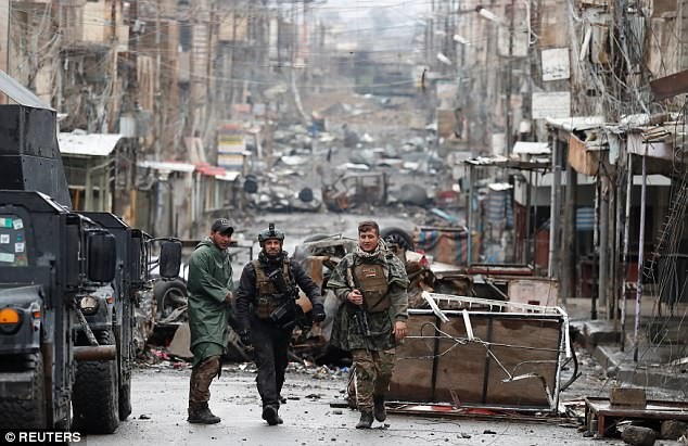 Những binh sĩ Iraq trên đường phố Mosul ở một khu vực đã giải phóng
