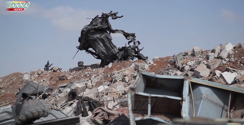 Một cảnh phương tiện bị tàn phá ở sân bay Ash Sha'irat thuộc tỉnh Homs, Syria.