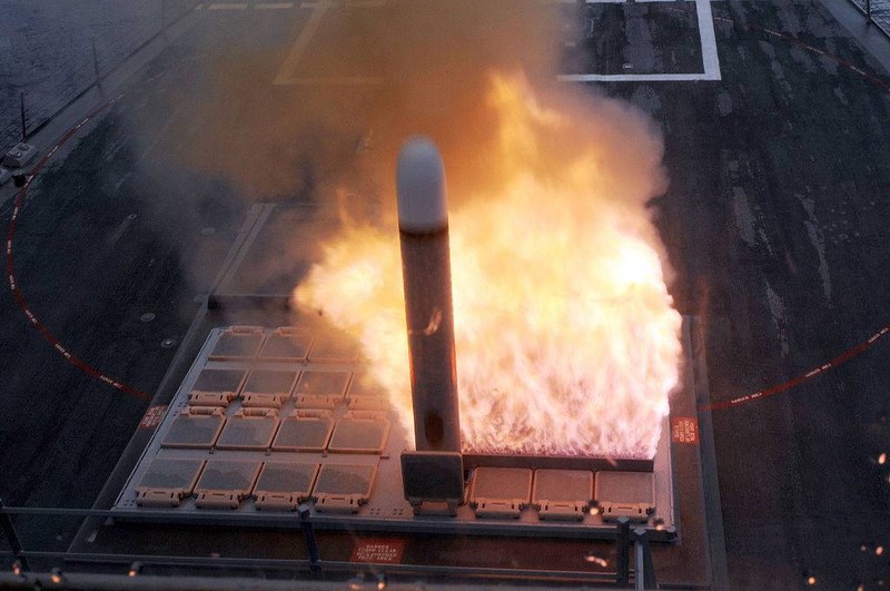 Tên lửa Tomahawk phóng tên từ tàu khu trục Mỹ