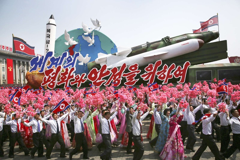 Nhân dân Bình Nhưỡng, khối quần chúng nhân dân bên các mô hình tên lửa, biểu tượng thành công của nền công nghiệp quốc phòng Bắc Triều Tiên