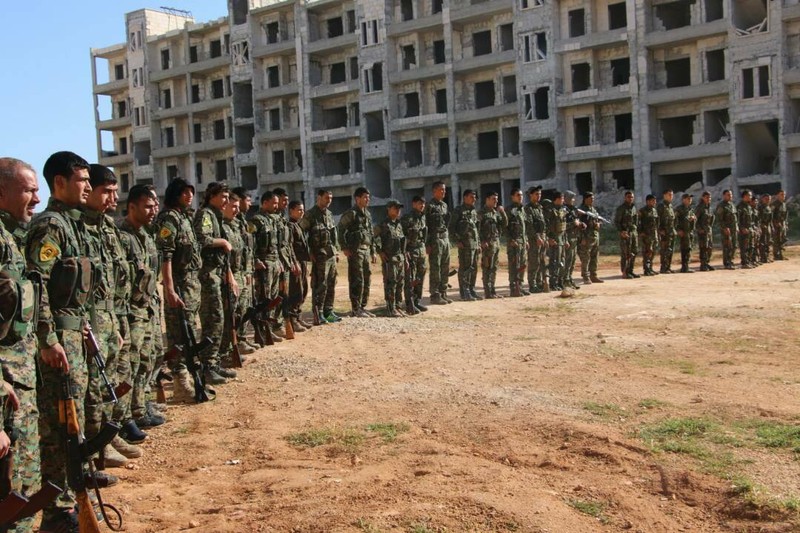 Lực lượng dân quân người Kurd YPG chuẩn bị tấn công