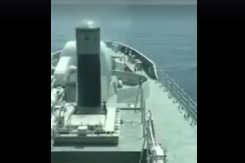 Khu trục hạm hạng nhẹ Ấn Độ phóng tên lửa hành trình BraMos