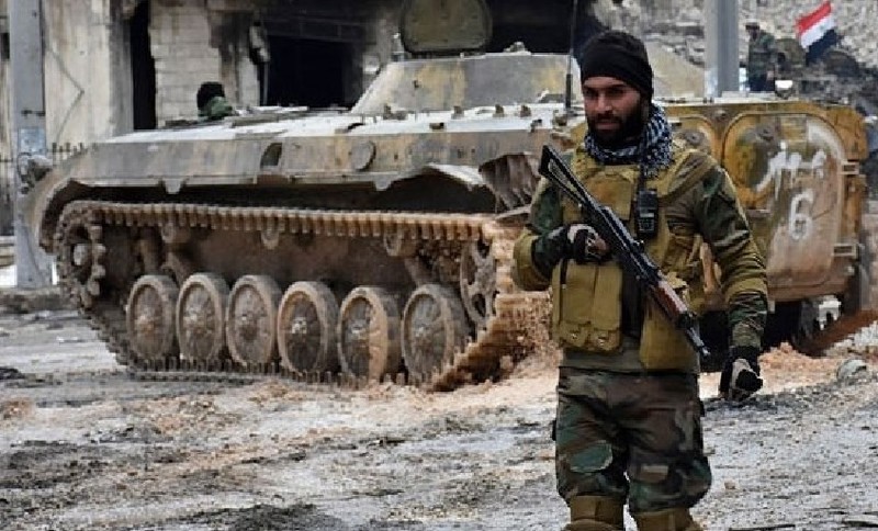 Một binh sĩ Syria thuộc lực lượng Tiger đang chuẩn bị cho cuộc tấn công