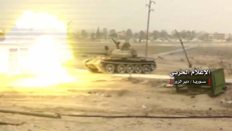 Xe tăng Syria pháo kích ở Deir Ezzor