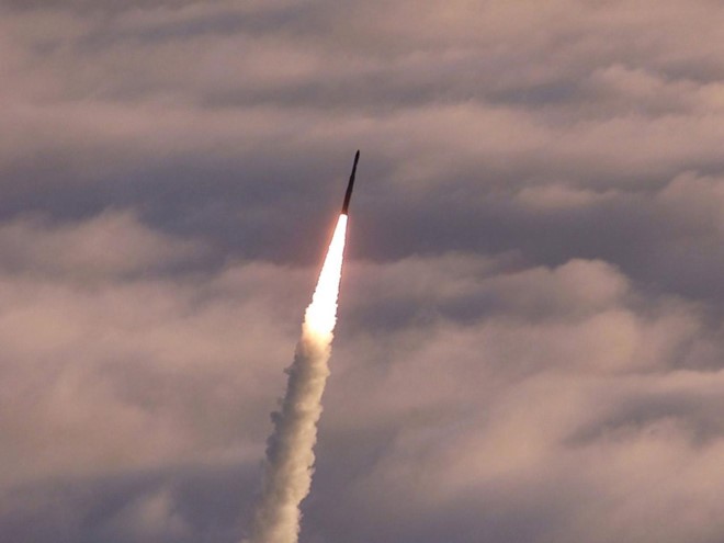 Tên lửa Minuteman III phóng lên từ  California