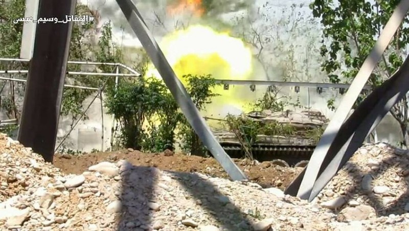 Xe tăng quân đội Syria trong chiến tranh đường phố ở Al-Qaboun
