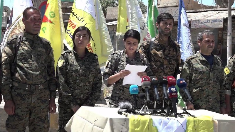 Đại diện Lực lượng Dân chủ Syria SDF đọc tuyên bố giải phóng hoàn toàn thành phố Tabqa