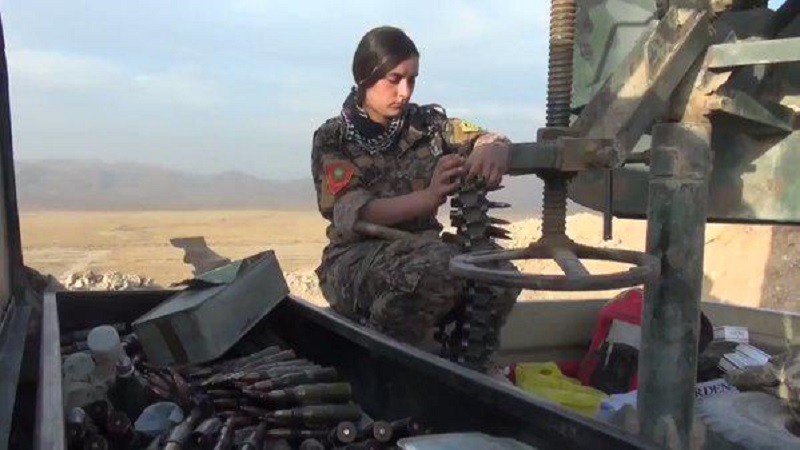 Một nữ binh lực lượng dân quân người Kurd trên chiến trường Raqqa