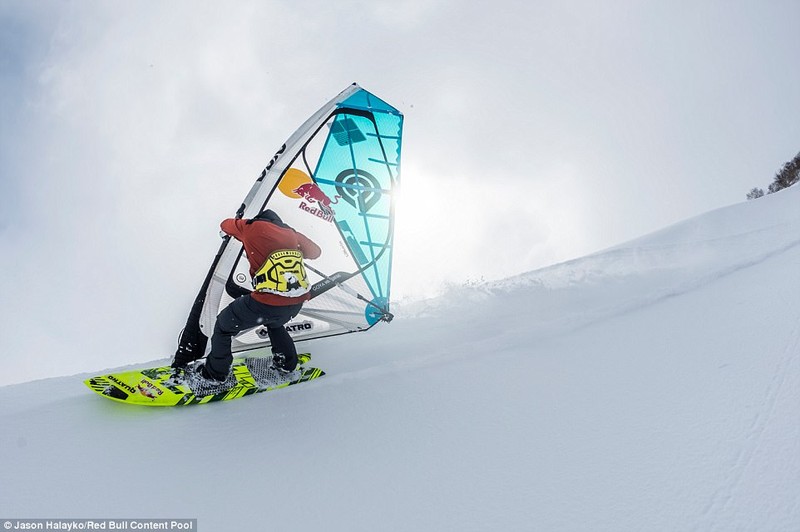Levi Siver lướt tuyết trên đỉnh Rishiri cao 1.721m ở Hokkaido, Nhật Bản