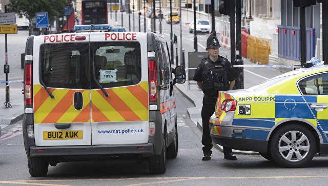 Xe cấp cứu và cảnh sát Anh trên hiện trường vụ tấn công khủng bố