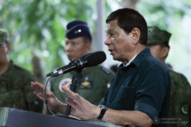 Tổng thống Philippine Rodrigo Duterte trong buổi gặp gỡ và nói chuyện với quân đội ở  thành phố Cebu