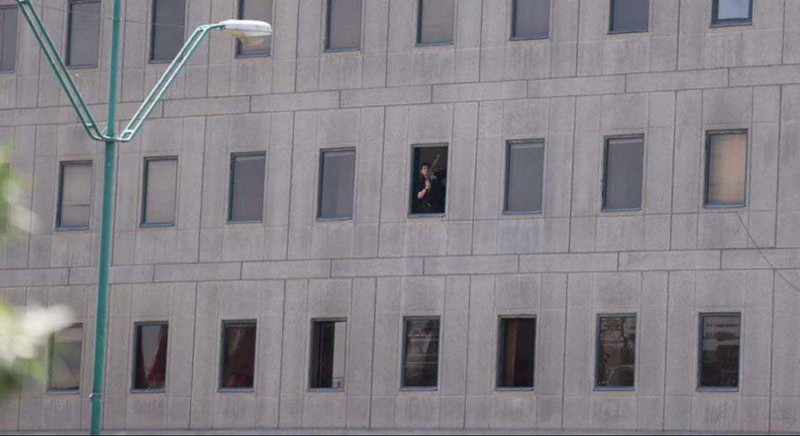 Một tay súng khủng bố xuất hiện trên cửa sổ tòa nhà Quốc hội Iran